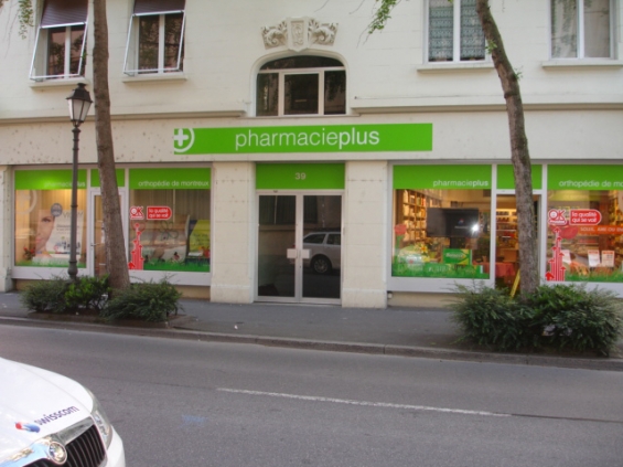 Image Fourniture d'autocollants et pose sur vitrines Pharmacie Montreux / Vaud